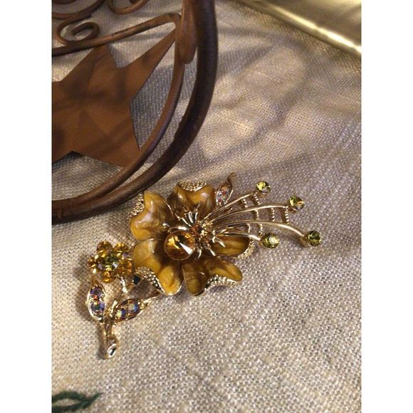 NWT Enameled Flower Brooch Pin Honey Beige & Carmel With Rhinestones BEAUTIFUL! - Picture 3 of 16